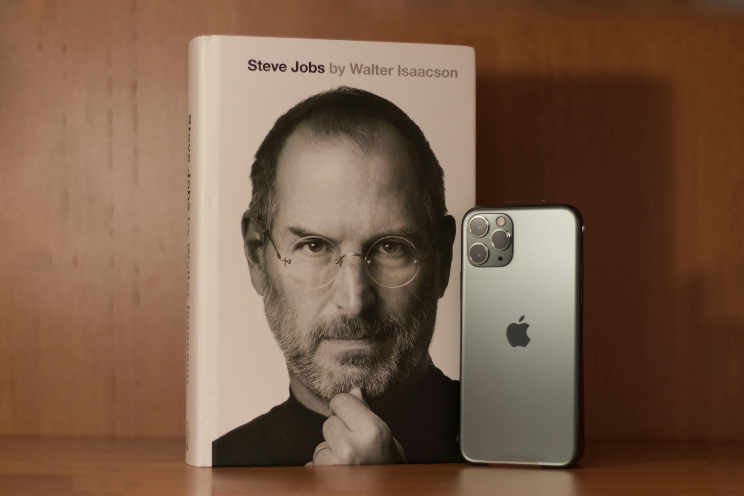 Llibre steve jobs i Iphone