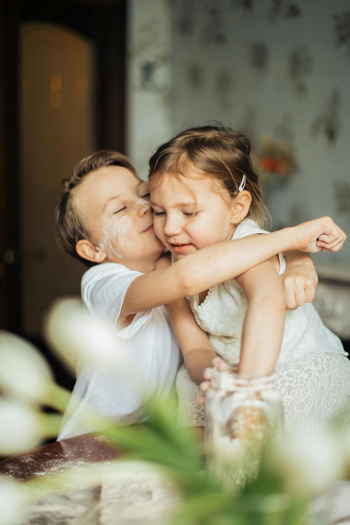 Imatge de dos infants abraçats per fer referència a l’educació sexual integral amb la voluntat de preparar els nens, nenes i joves amb coneixements, habilitats, actituds i valors que els empoderaran en les seves relacions sexuals i socials respectuoses