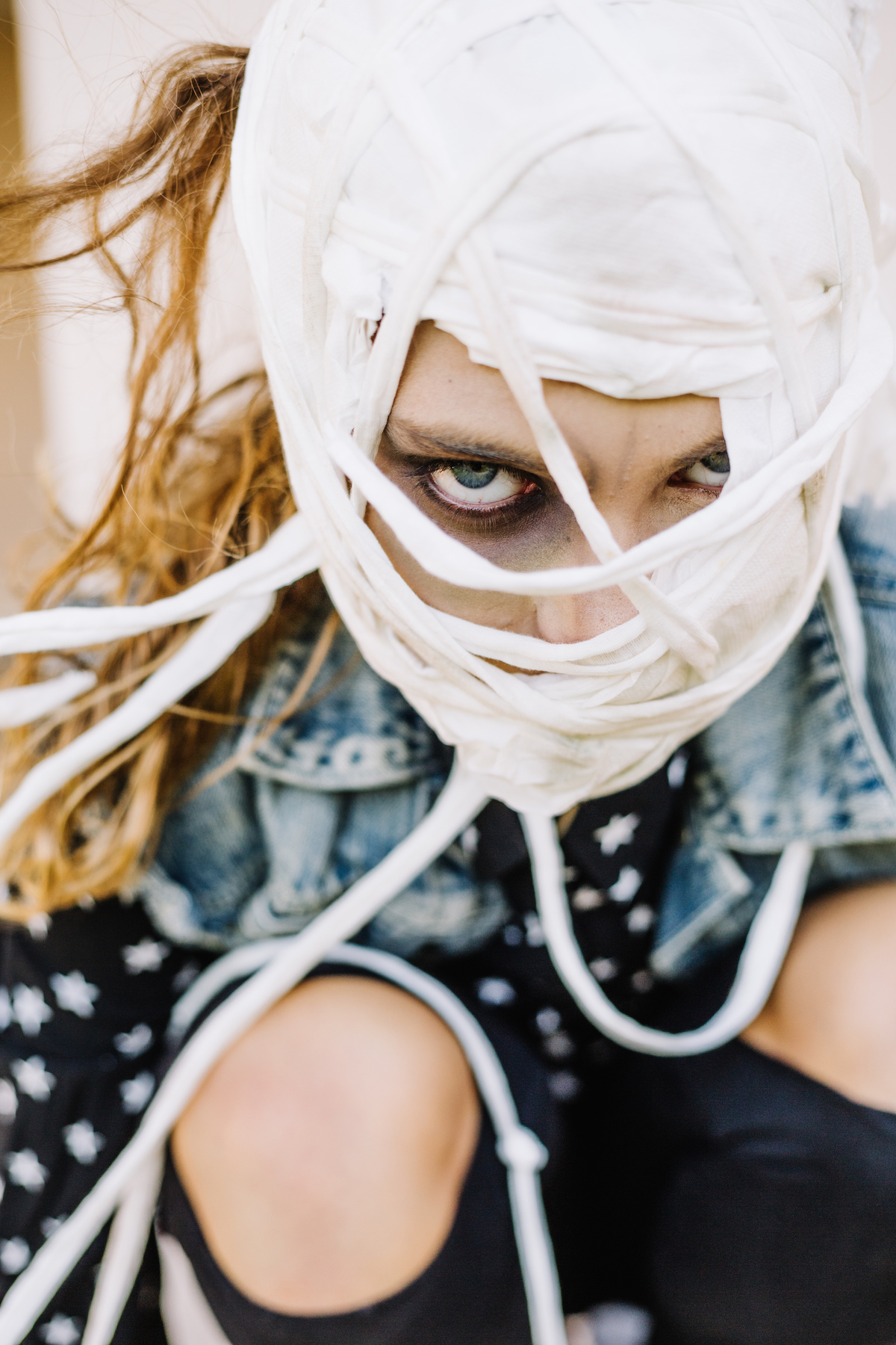 Noia jove amb cara d'espantada amb la cara envenada per poder al·ludir a aquests tipus de conductes i saber com prevenir-les o detectar-les, en la mesura del possible