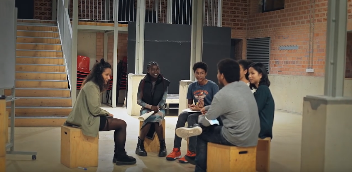 Captura de la càpsula de vídeo «Parlem de racisme a les escoles», producte del Centre de Recursos en Drets Humans on cinc joves parlen de les seves vivències a l'escola amb el professorat i els companys i companyes.