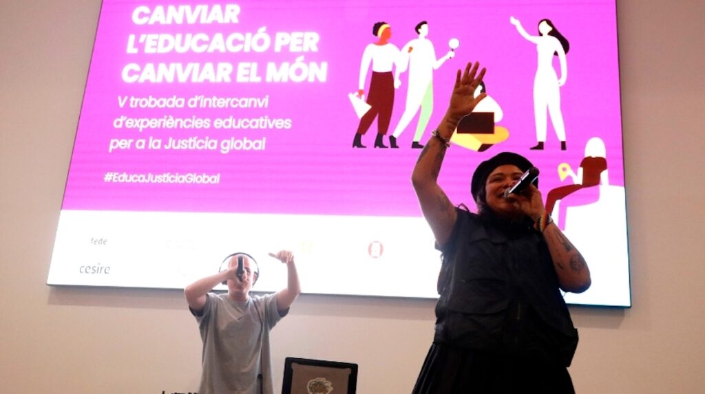 Imatge de la nota de premsa de Lafede-Justícia Global. Un dels actes de l'edició anterior que posa de relleu el fet de ser una experiència ja consolidada que dóna el tret de sortida per la VI edició i que requereix de la participació ara per ser part important del procés de preparació. Respon l'enquesta!