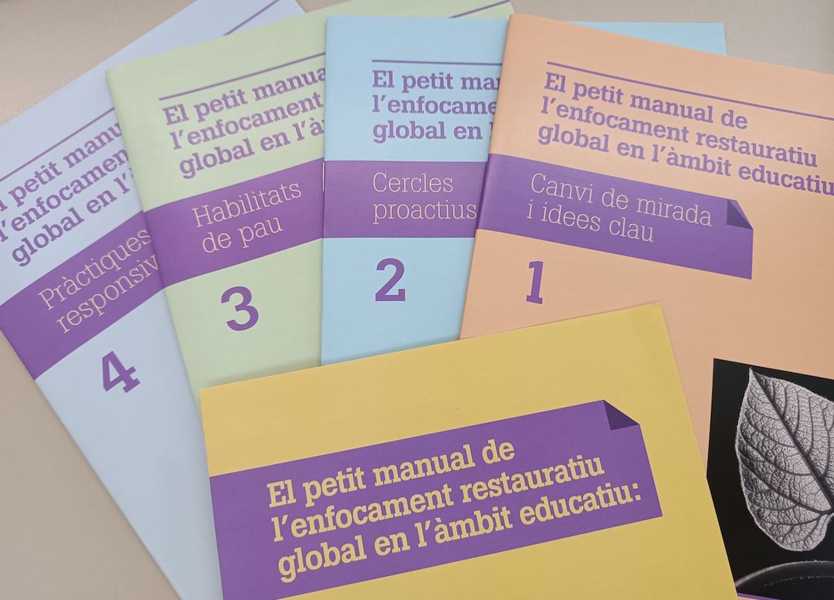 El manual està estructurat en una introducció i quatre dossiers i la imatge presenta la portada dels cinc documents