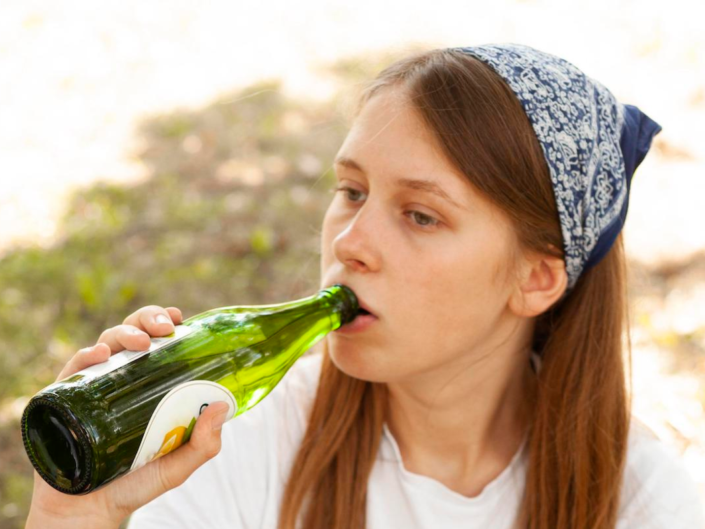 Una jove prenent una beguda alcohòlica