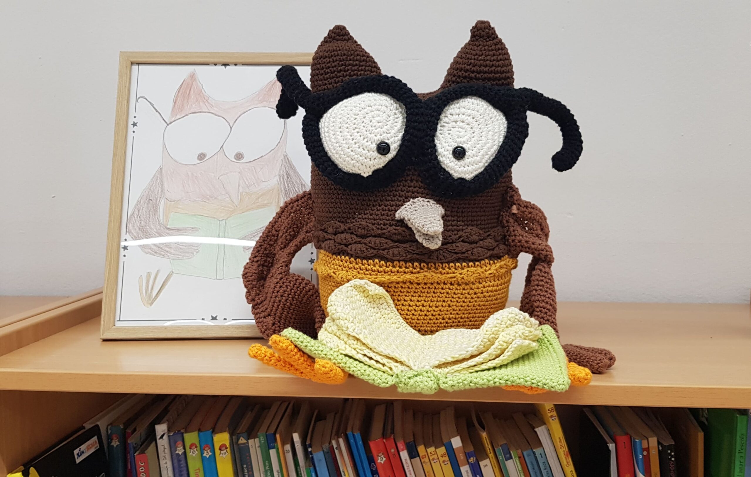 mussol de ganxet, mascota de la biblioteca