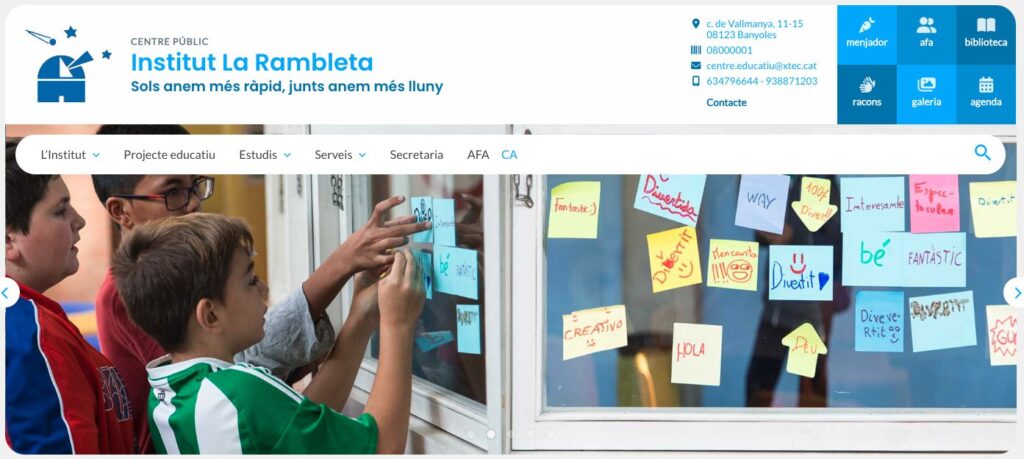 nens enganxant post-its