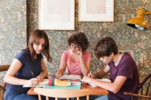Reunió de tres alumnes pensant.