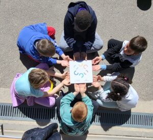 placa de centres en dansa amb 5 alumnes al voltant que la subjecten