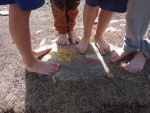 Nens de l'escola Ridolaina fent una activitat