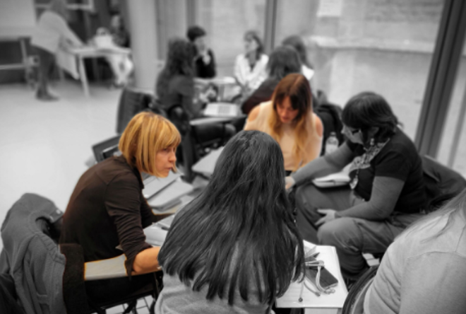 Imatge de persones treballant en grup