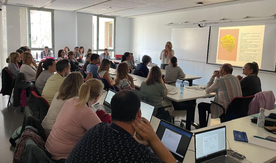 Imatge de persones en una aula fent un taller