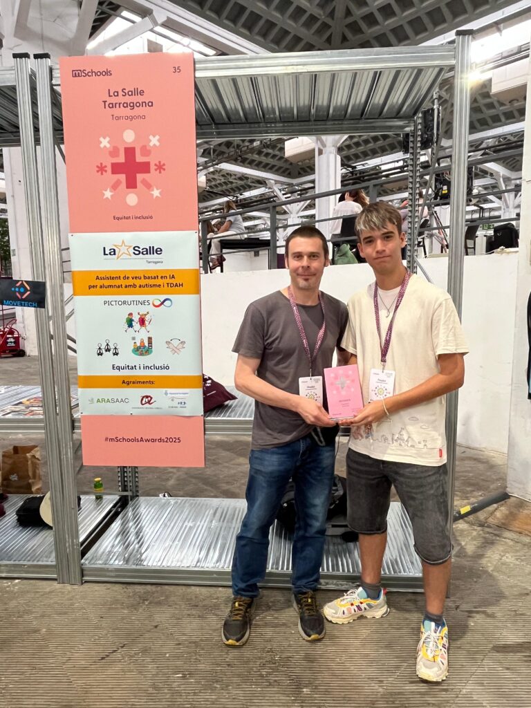 Premi mSchool d'equitat i inclulsió de La Salle Tarragona, imatge de dos representants amb el guardó.