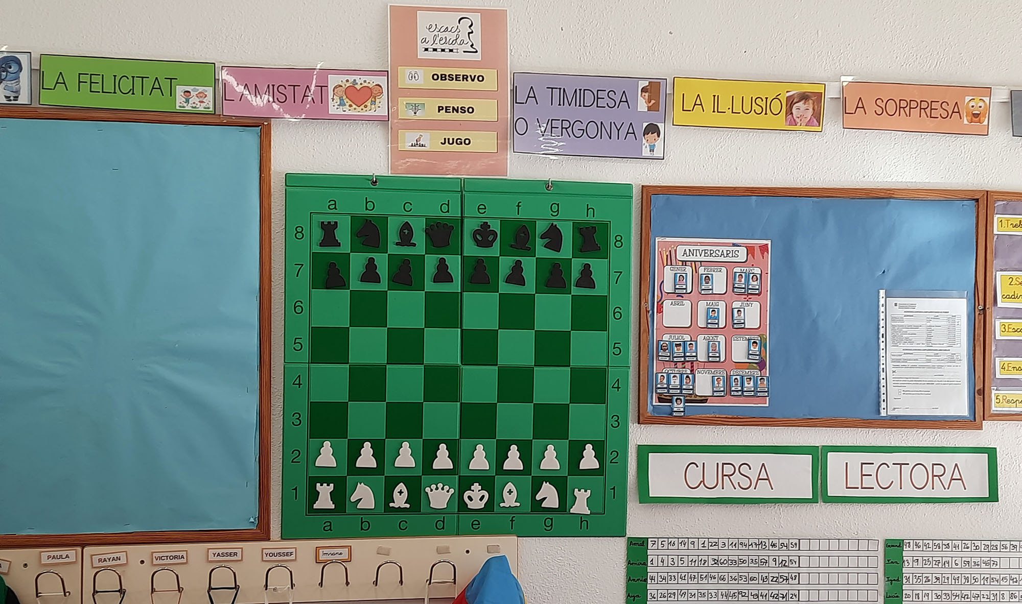 Tauler mural d'escacs i lema del programa Escacs a l'escola