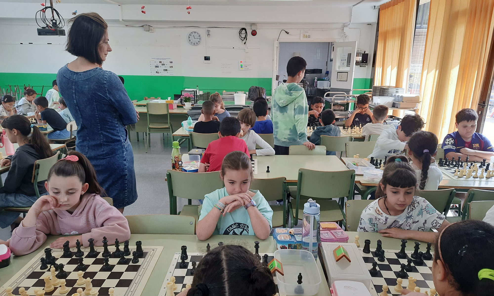 Torneig d'escacs a l'hora del pati