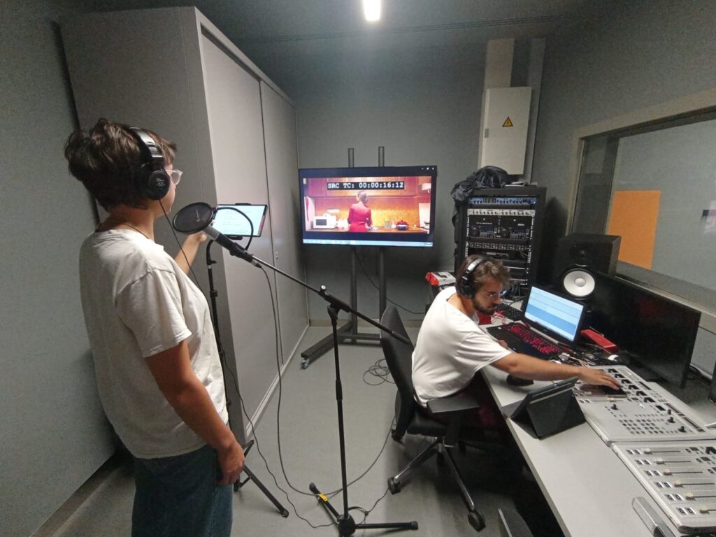 Alumnat d'ADS en una pràctica al locutori