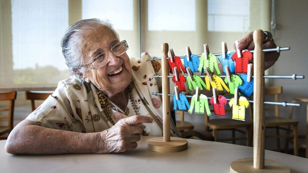 La Maria Antònia Canals ens ensenya un dels materials de classificació del GAMAR