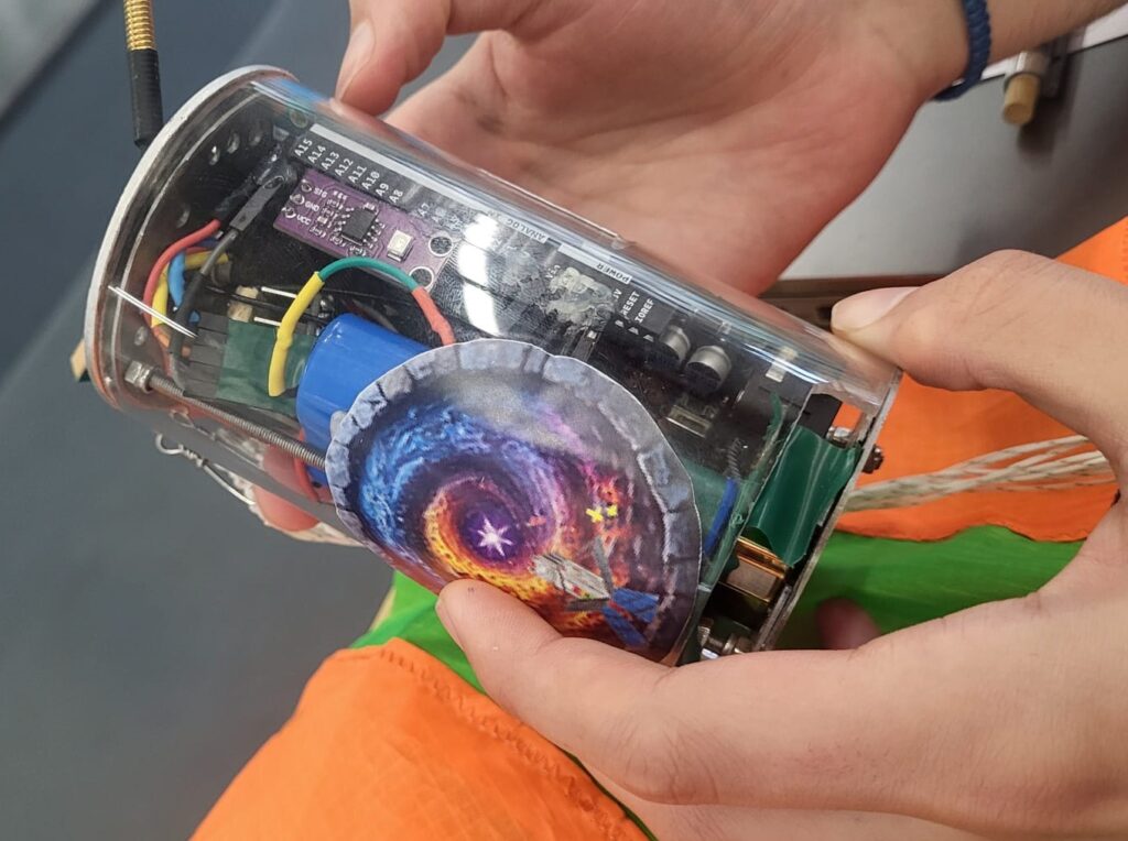 Detall d'un dels petits satèl·lits de la mida d'una llauna de refresc dissenyats i construïts pels joves participants del CanSat Catalunya
