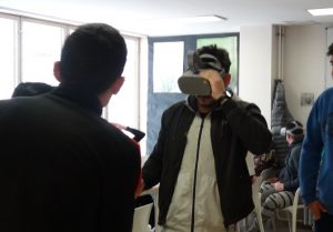Home amb ulleres de realitat virtual en una classe